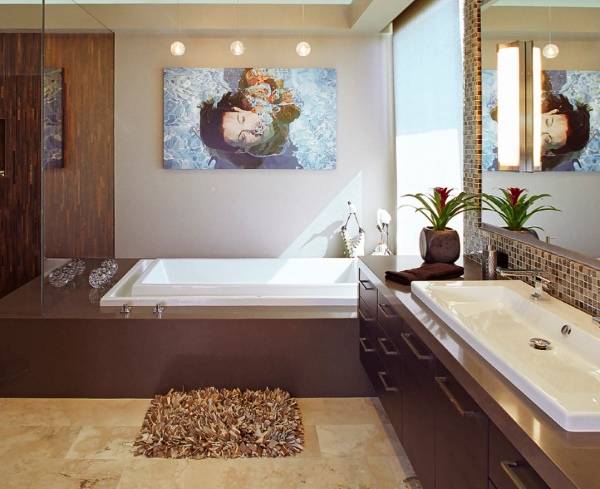 Картины в ванную комнату: надуманное решение или допустимая роскошь?